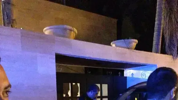 עשרות מפגינים מחוץ לביתו של יקי כוזהינוף ברמת גן עשרות מפגינים מחוץ לביתו של יקי כוזהינוף ברמת גן