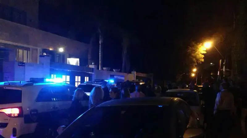 עשרות מפגינים מחוץ לביתו של יקי כוזהינוף ברמת גן עשרות מפגינים מחוץ לביתו של יקי כוזהינוף ברמת גן