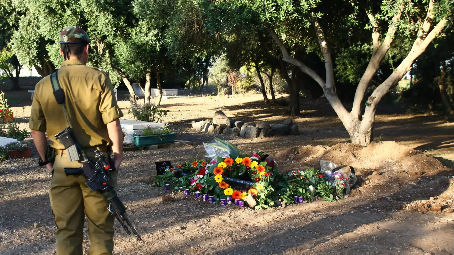 הלווייתו של אור ריבק שנרצח על ידי חברו רוסלן יעקובוביץ בכפר חרוב. אפריל 2014 הלווייתו של אור ריבק שנרצח על ידי חברו רוסלן יעקובוביץ בכפר חרוב. אפריל 2014