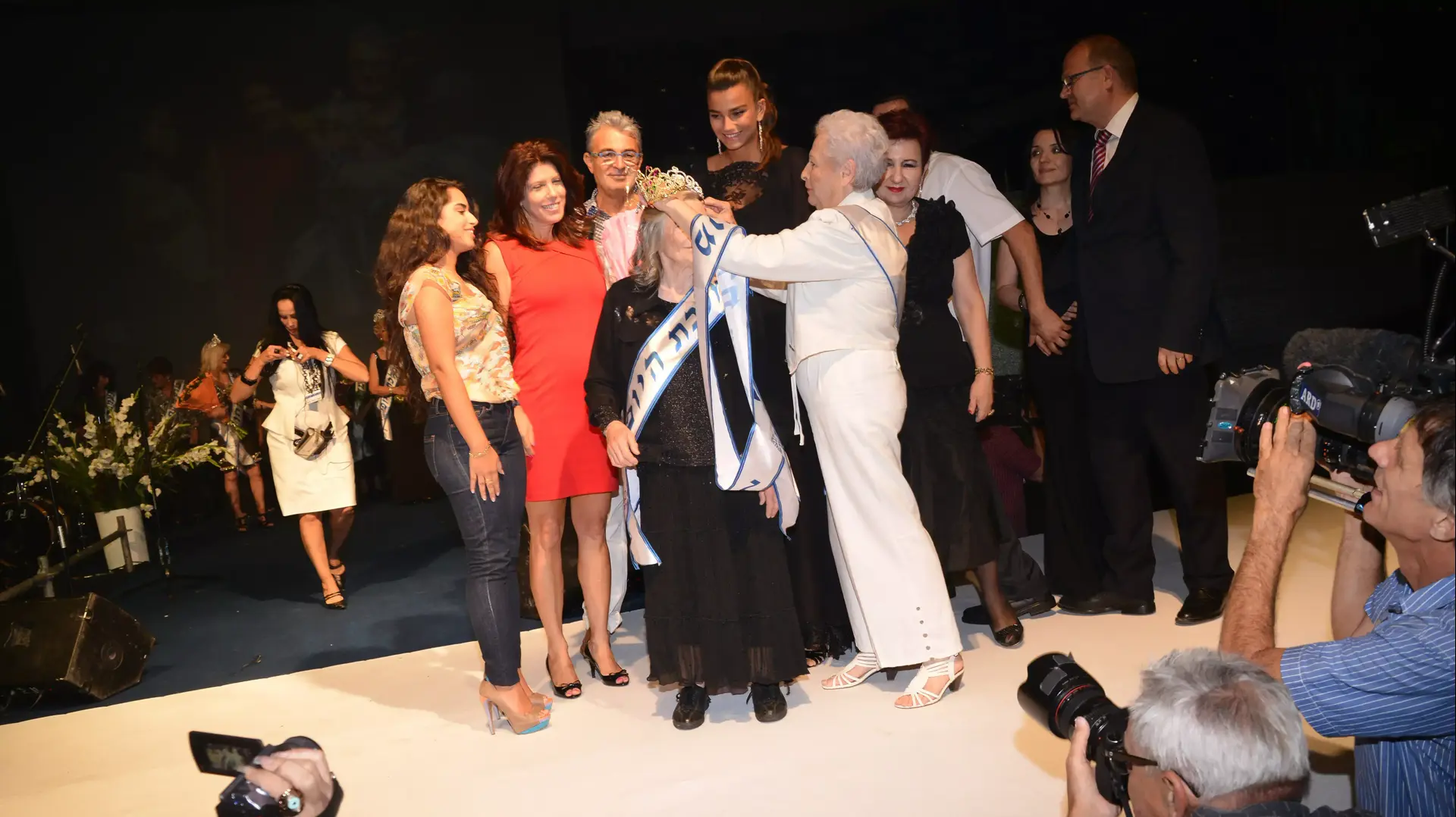 טקס בחירת מלכת היופי של ניצולות שואה בבית חם לניצולי שואה, חיפה. אפריל 2014