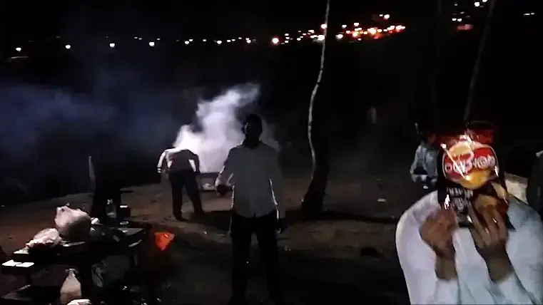 חרדים עושים על האש בגן השלושה בירושלים בערב יום השואה חרדים עושים על האש בגן השלושה בירושלים בערב יום השואה