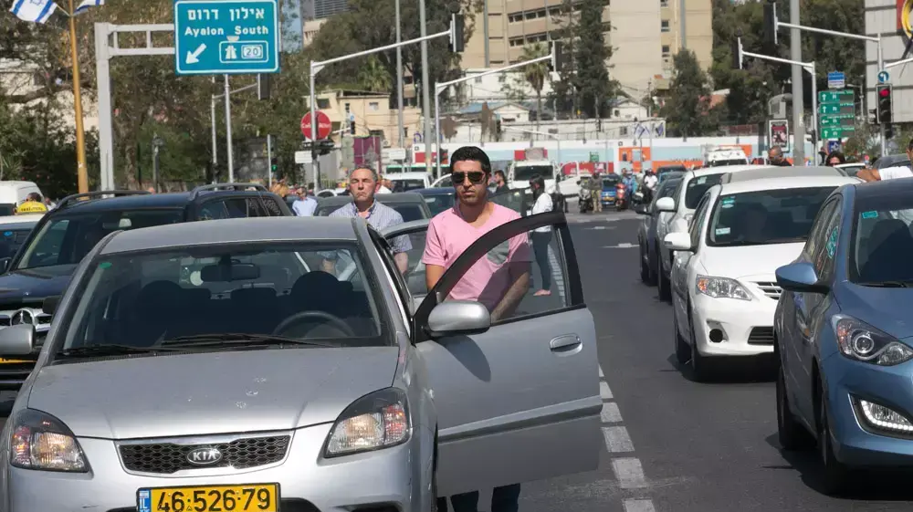 אזרחי ישראל עומדים בצפירת יום השואה. אפריל 2014 אזרחי ישראל עומדים בצפירת יום השואה. אפריל 2014