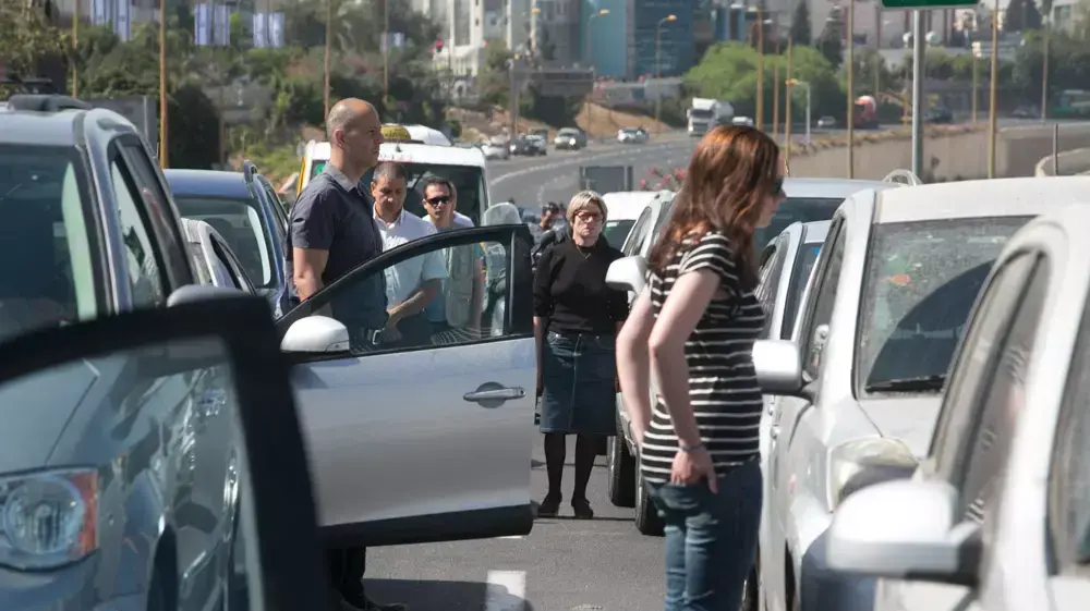 אזרחי ישראל עומדים בצפירת יום השואה. אפריל 2014 אזרחי ישראל עומדים בצפירת יום השואה. אפריל 2014