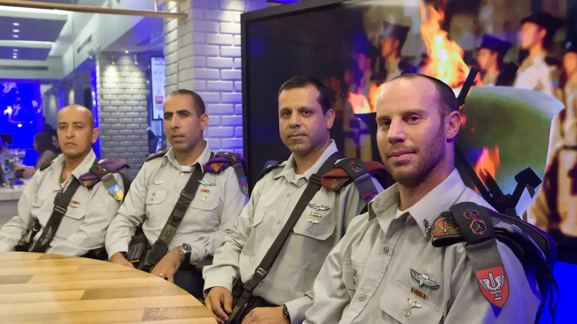 מימין לשמאל : אריה שחורי, מאיר אלמלם, , איציק כהן, זאהי רחאל מימין לשמאל : אריה שחורי, מאיר אלמלם, , איציק כהן, זאהי רחאל