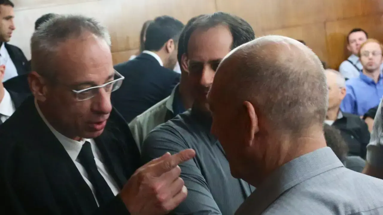 אהוד אולמרט ועורך דינו נבות תלצור, בשלב הטיעונים לעונש במשפט הולילנד, אפריל 2014 אהוד אולמרט ועורך דינו נבות תלצור, בשלב הטיעונים לעונש במשפט הולילנד, אפריל 2014