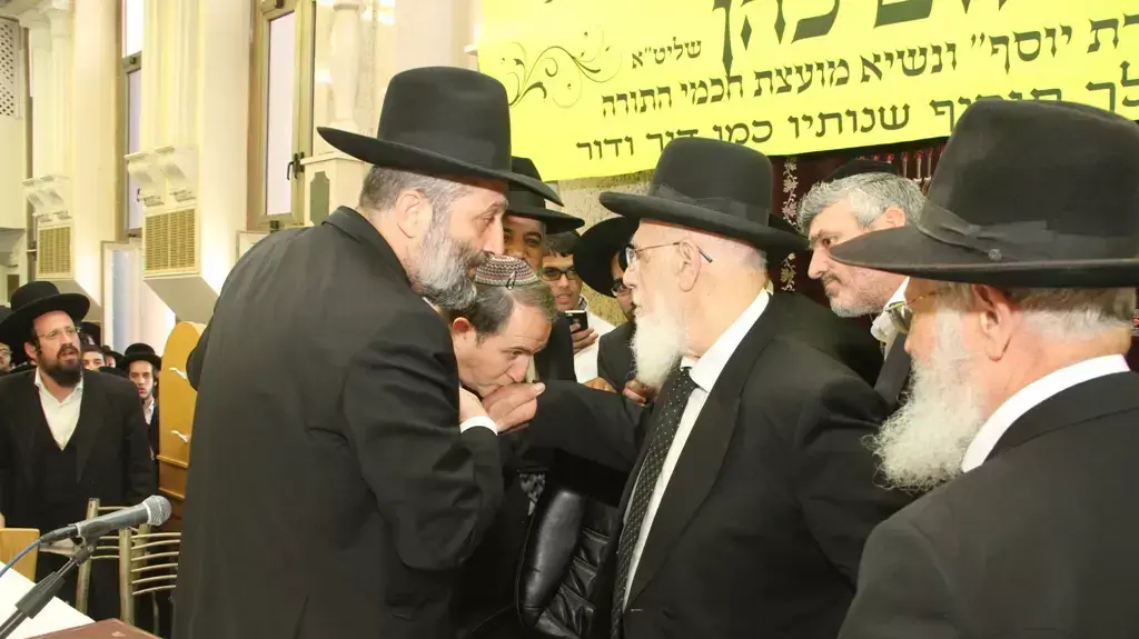 אריה דרעי והרב שלום כהן בשיעור בישיבת בין הזמנים באשדוד. 27 באפריל 2014 אריה דרעי והרב שלום כהן בשיעור בישיבת בין הזמנים באשדוד. 27 באפריל 2014