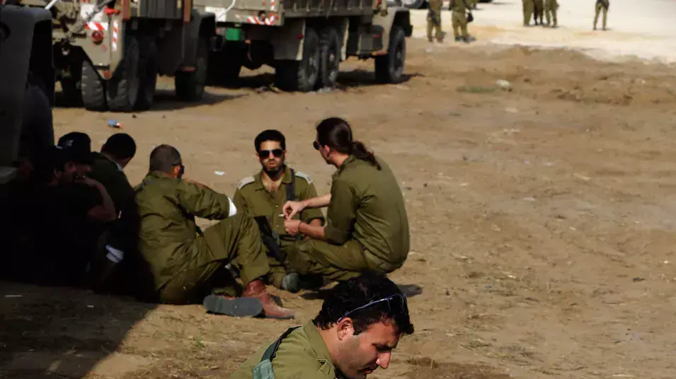 חייל משתמש בטלפון סלולרי בשטח התכנסות מחוץ לרצועת עזה, בתום מבצע עמוד ענן, נובמבר 2012 חייל משתמש בטלפון סלולרי בשטח התכנסות מחוץ לרצועת עזה, בתום מבצע עמוד ענן, נובמבר 2012
