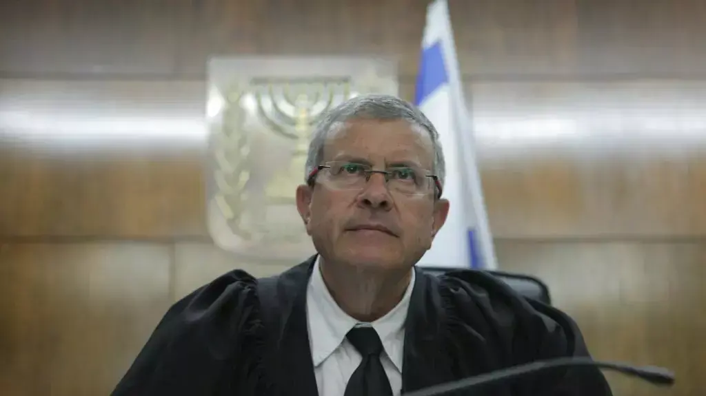 השופט דוד רוזן בשלב הטיעונים במשפט הולילנד בבית המשפט המחוזי בתל אביב, אפריל 2014