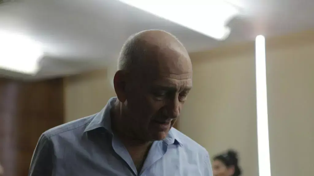 אהוד אולמרט בשלב הטיעונים במשפט הולילנד בבית המשפט המחוזי בתל אביב, אפריל 2014 אהוד אולמרט בשלב הטיעונים במשפט הולילנד בבית המשפט המחוזי בתל אביב, אפריל 2014