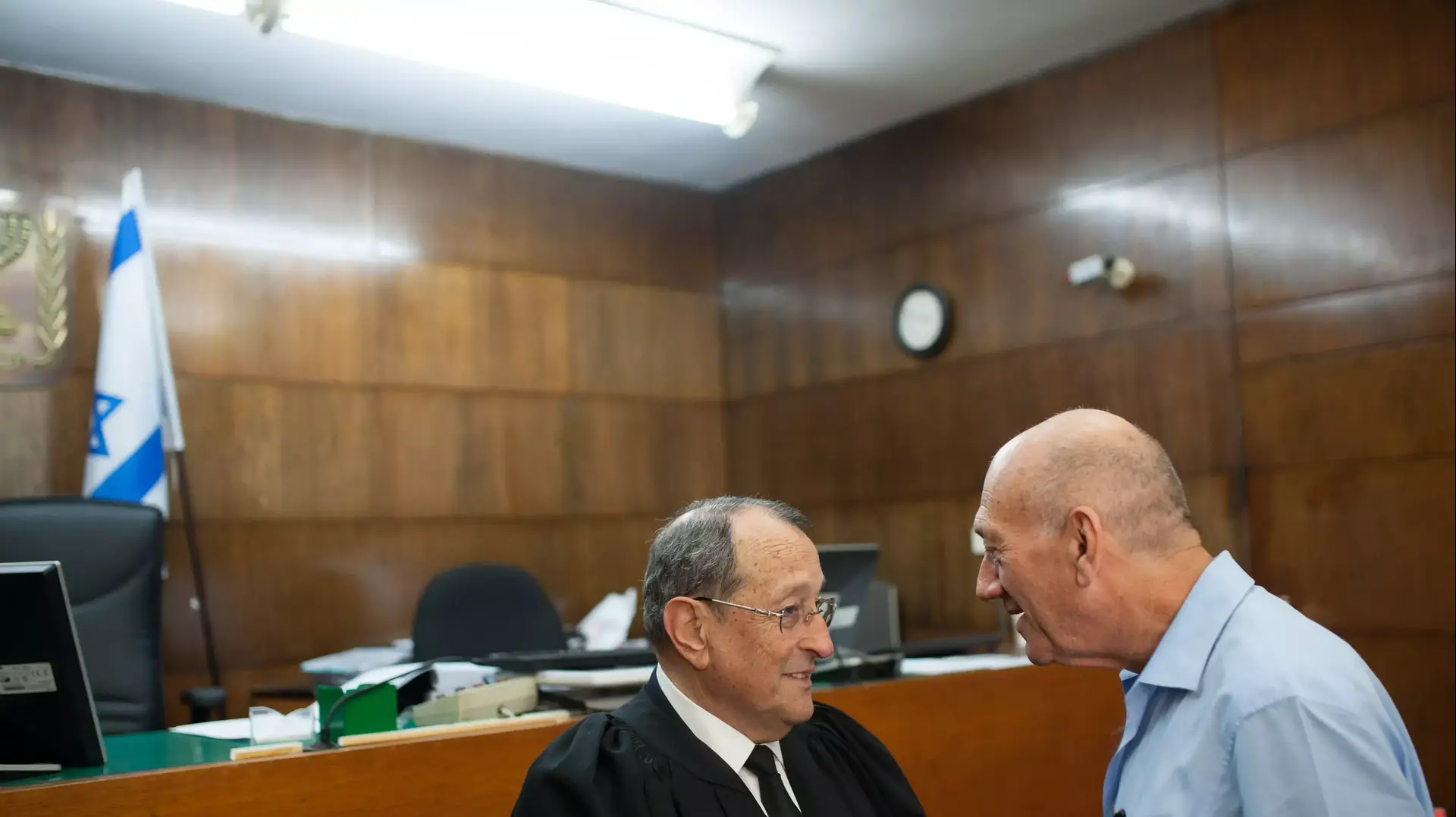אהוד אולמרט ועורך דינו אלי זהר בשלב הטיעונים במשפט הולילנד בבית המשפט המחוזי בתל אביב, אפריל 2014 אהוד אולמרט ועורך דינו אלי זהר בשלב הטיעונים במשפט הולילנד בבית המשפט המחוזי בתל אביב, אפריל 2014