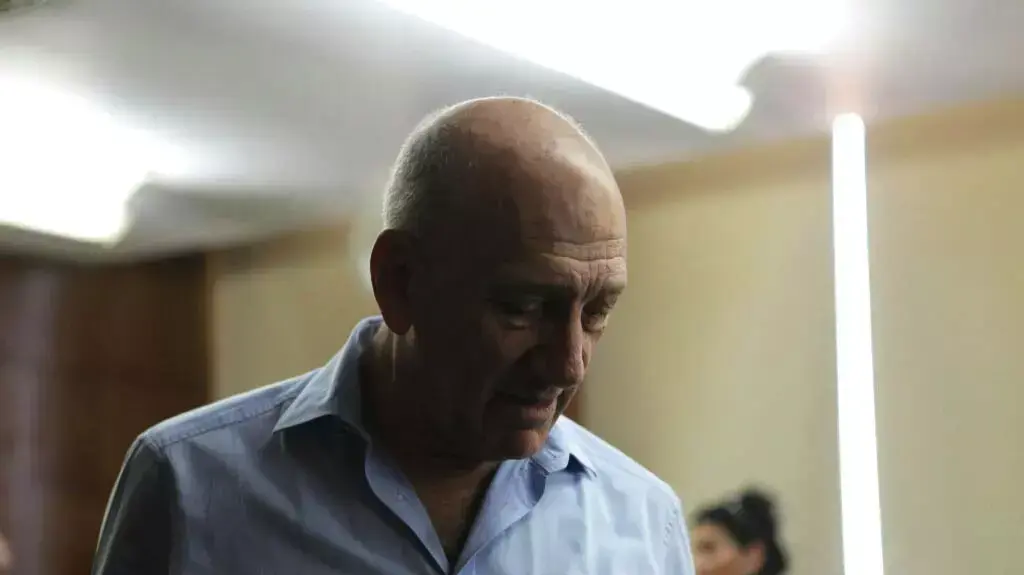 אהוד אולמרט בשלב הטיעונים במשפט הולילנד בבית המשפט המחוזי בתל אביב, אפריל 2014 אהוד אולמרט בשלב הטיעונים במשפט הולילנד בבית המשפט המחוזי בתל אביב, אפריל 2014