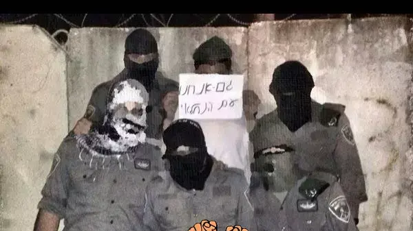 תמונות הזדהות של חיילים שהופיעו בעמוד הפייסבוק גם אני עם דוד הנחלאווי. אפריל 2014 תמונות הזדהות של חיילים שהופיעו בעמוד הפייסבוק גם אני עם דוד הנחלאווי. אפריל 2014