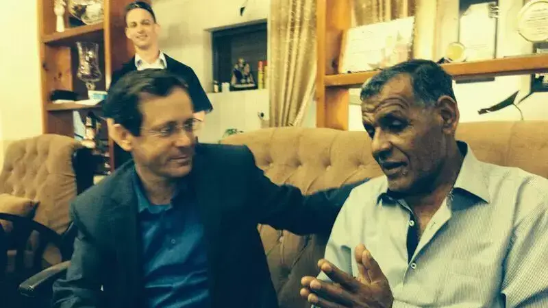 יו"ר האופוזיציה בוז'י הרצוג עם ראש מועצת פרדיס יונס מרעי. אפריל 2014 יו"ר האופוזיציה בוז'י הרצוג עם ראש מועצת פרדיס יונס מרעי. אפריל 2014