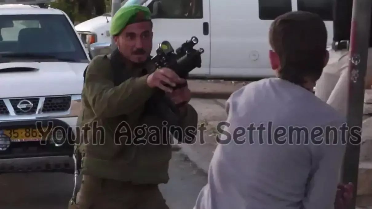 חייל נח"ל שתועד דורך נשק ומכוון אותו לעבר נער פלסטיני בחברון, אפריל 2014 חייל נח"ל שתועד דורך נשק ומכוון אותו לעבר נער פלסטיני בחברון, אפריל 2014