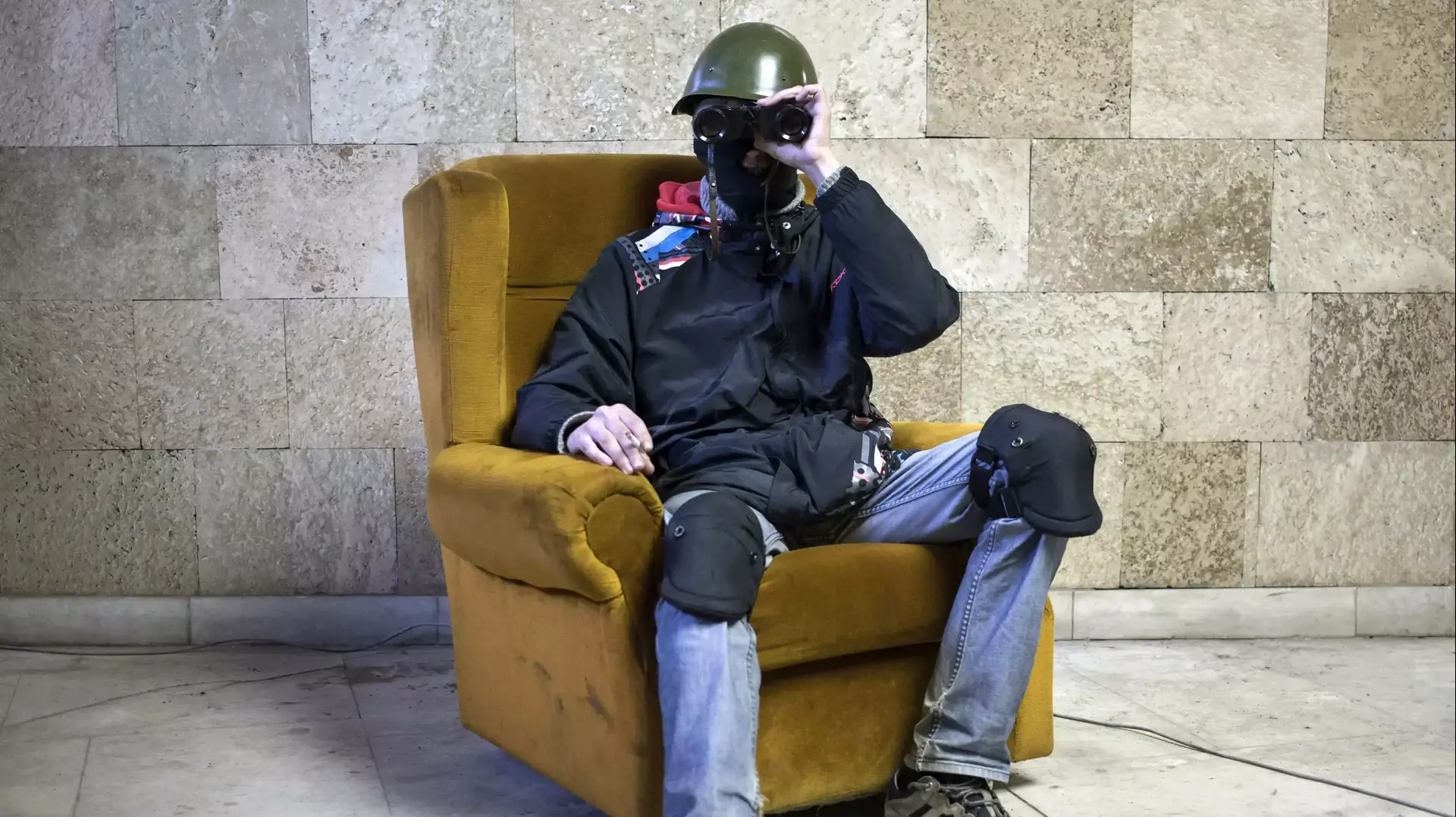 בדלן רוסי מצטלם למזכרת בבית הממשל המקומי של דונייצק  אוקראינה, 30 באפריל 2014