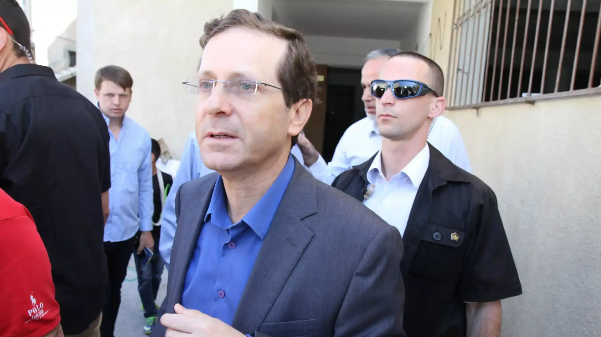 חבר הכנסת יצחק (בוז'י) הרצוג במסגד בפראדיס לאחר פעולת תג מחיר, אפריל 2014 חבר הכנסת יצחק (בוז'י) הרצוג במסגד בפראדיס לאחר פעולת תג מחיר, אפריל 2014
