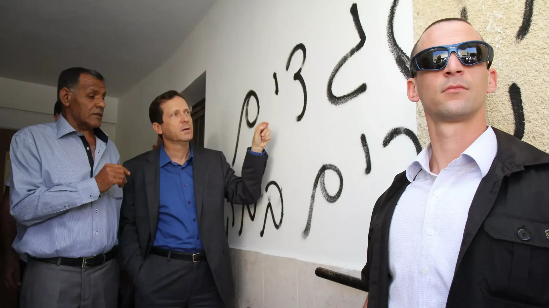 חבר הכנסת יצחק (בוז'י) הרצוג במסגד בפראדיס לאחר פעולת תג מחיר, אפריל 2014