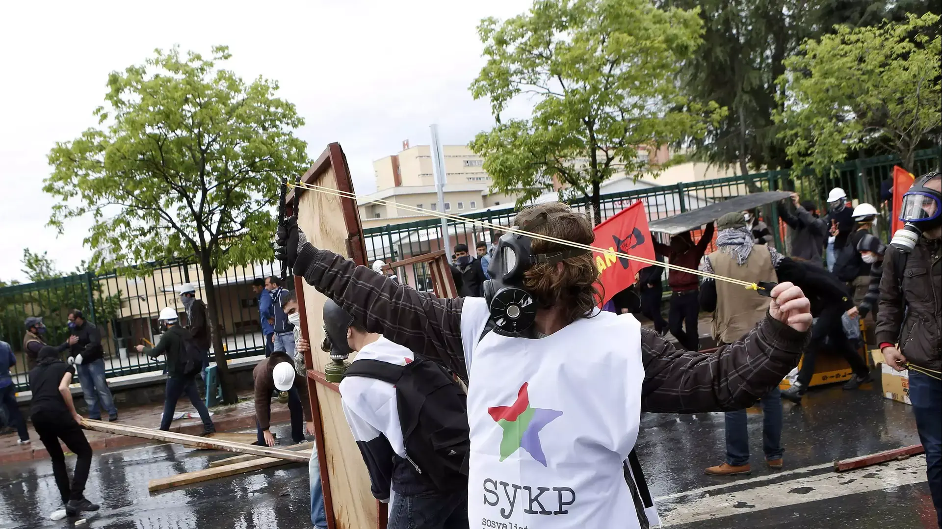 צעירים טורקים מפגינים לציון 1 במאי במרכז איסטנבול צעירים טורקים מפגינים לציון 1 במאי במרכז איסטנבול