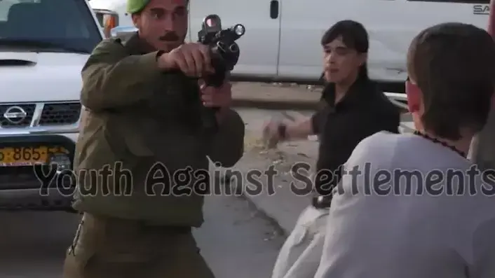 תיעוד: חייל נח"ל דורך נשק כלפי נער פלסטיני