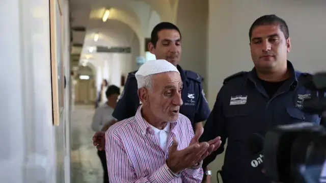 העבריין הוותיק ביותר פרוספר ביטון שוב בהארכת מעצר, בית משפט שלום י-ם. מאי 2014 העבריין הוותיק ביותר פרוספר ביטון שוב בהארכת מעצר, בית משפט שלום י-ם. מאי 2014