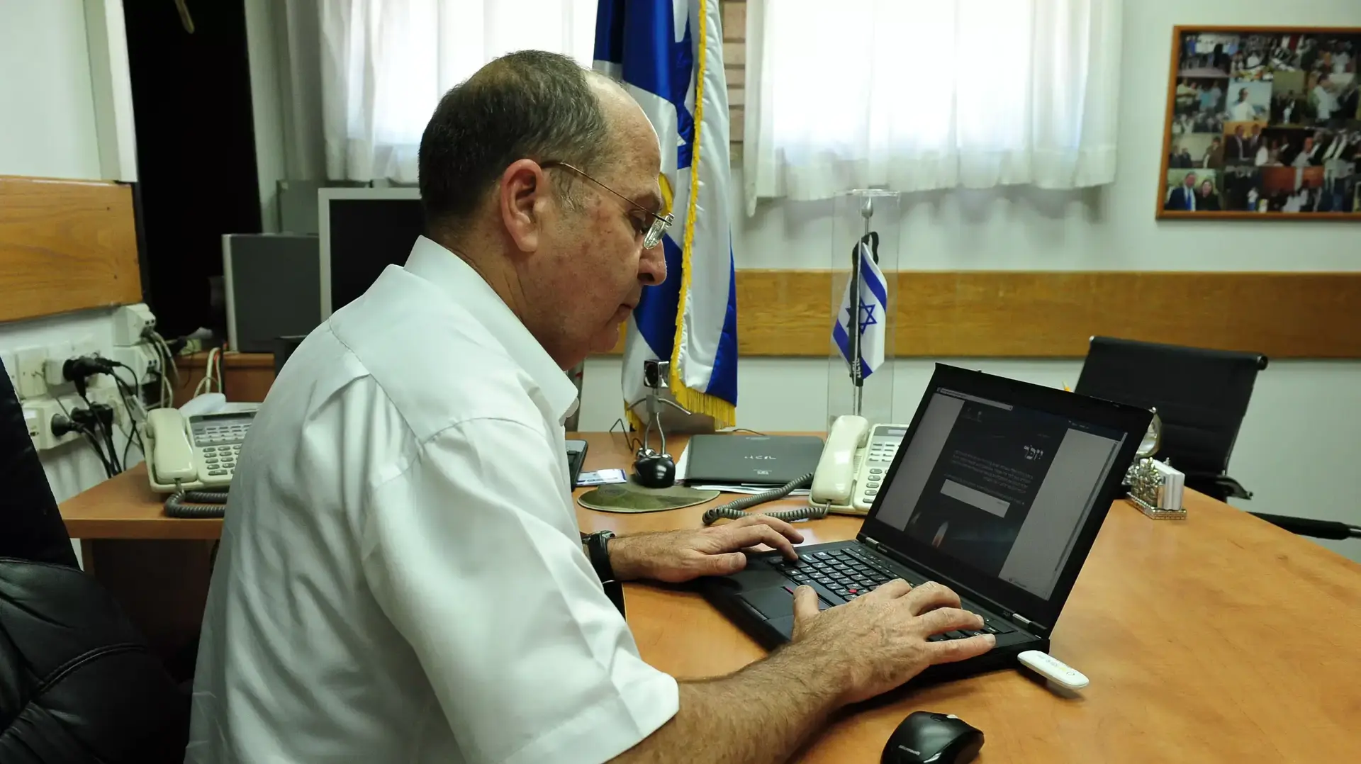 שר הביטחון משה (בוגי) יעלון מדליק נר זיכרון וירטואלי. מאי 2014 שר הביטחון משה (בוגי) יעלון מדליק נר זיכרון וירטואלי. מאי 2014
