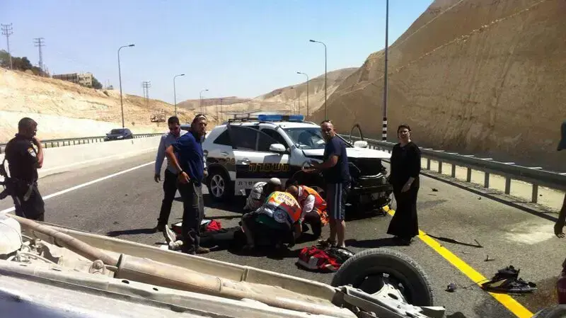 תאונת דרכים בין ניידת משטרה לבין מכונית במהלך מרדף אחר פלסטינים ליד ירושלים, מאי 2014 תאונת דרכים בין ניידת משטרה לבין מכונית במהלך מרדף אחר פלסטינים ליד ירושלים, מאי 2014