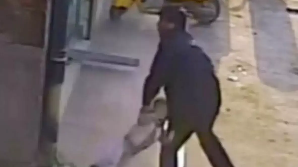 סיני השליך את בנו הפעוט של שכנו בגלל ויכוח על דוד חימום סיני השליך את בנו הפעוט של שכנו בגלל ויכוח על דוד חימום