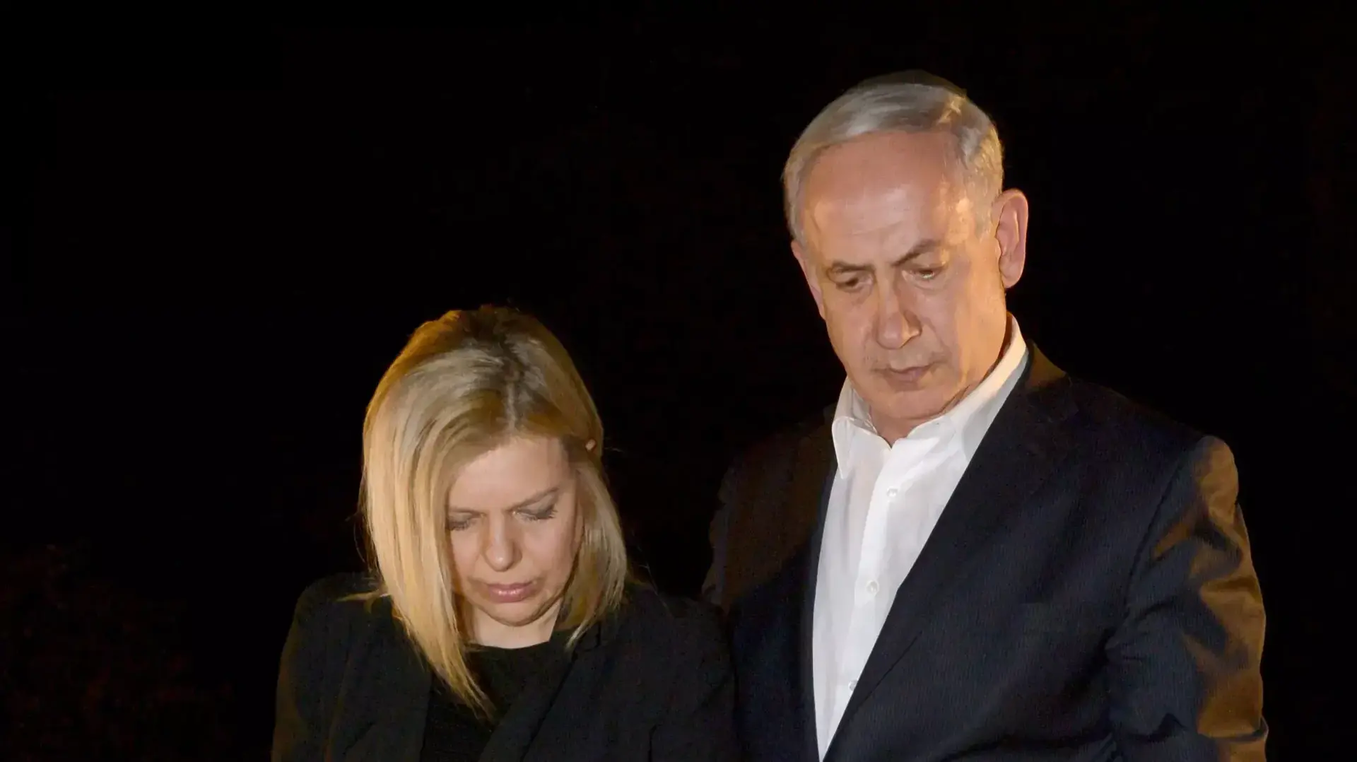 ראש הממשלה בנימין נתניהו ורעייתו הדליקו נר זיכרון על קבר יוני נתניהו ראש הממשלה בנימין נתניהו ורעייתו הדליקו נר זיכרון על קבר יוני נתניהו