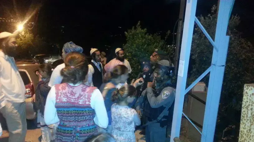 תושבי יצהר מפגינים מול כוח משטרתי שהגיע ליישוב תושבי יצהר מפגינים מול כוח משטרתי שהגיע ליישוב