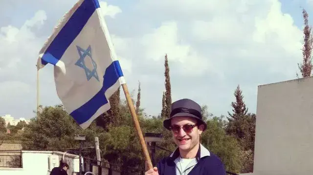 הדר סגל מצטלם עם דגל ישראל. מאי 2014