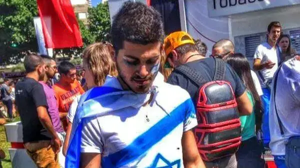 בר קרקוב מצטלם עם דגל ישראל. מאי 2014