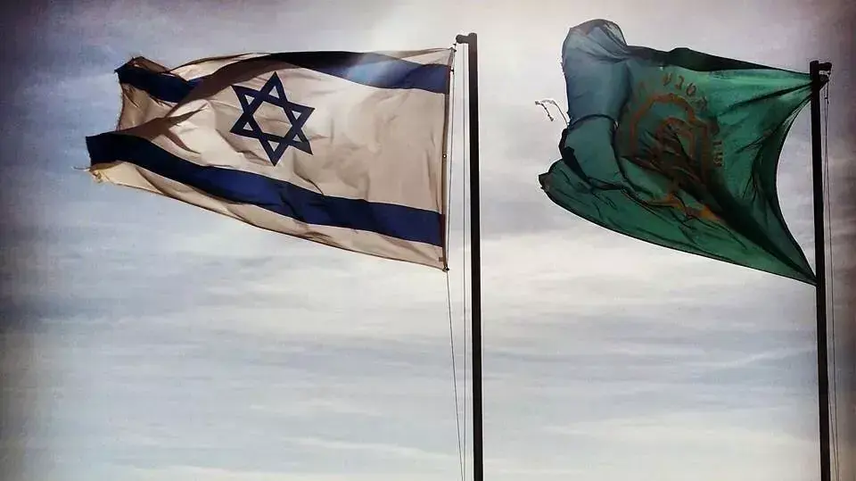 מעיין אלבז מצטלמת עם דגל ישראל. מאי 2014