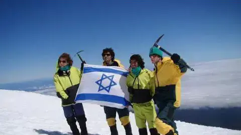 ניסן וולקינד מצטלם עם דגל ישראל. מאי 2014
