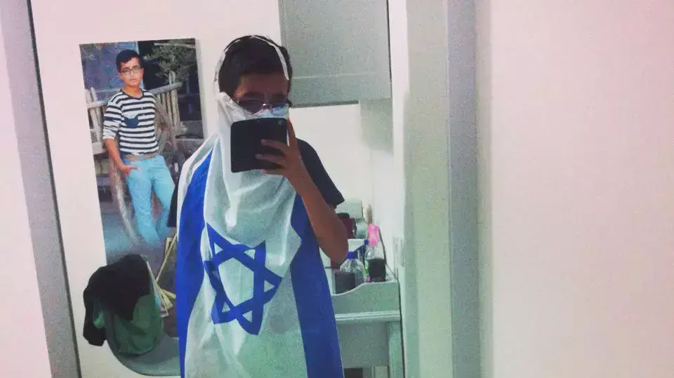 יואל סאקירה מצטלם עם דגל ישראל. מאי 2014
