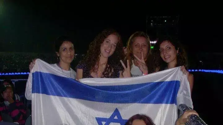 סימונה בובו וחברותיה מצטלמות עם דגל ישראל בדרום קוריאה. מאי 2014