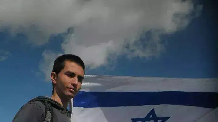 סטאס קיפניס מצטלם עם דגל ישראל. מאי 2014
