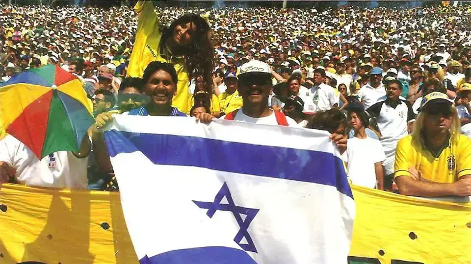 דוד וצביקה הדר מרעננה בגמר מונדיאל 1994 ברזיל נגד איטליה עם דגל ישראל. מאי 2014