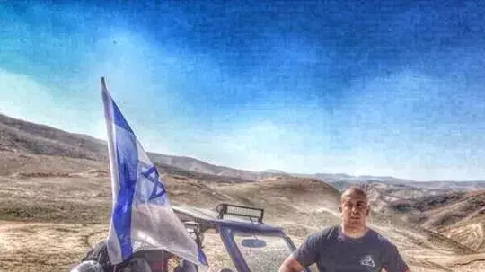 יניב חדד מצטלם עם דגל ישראל. מאי 2014