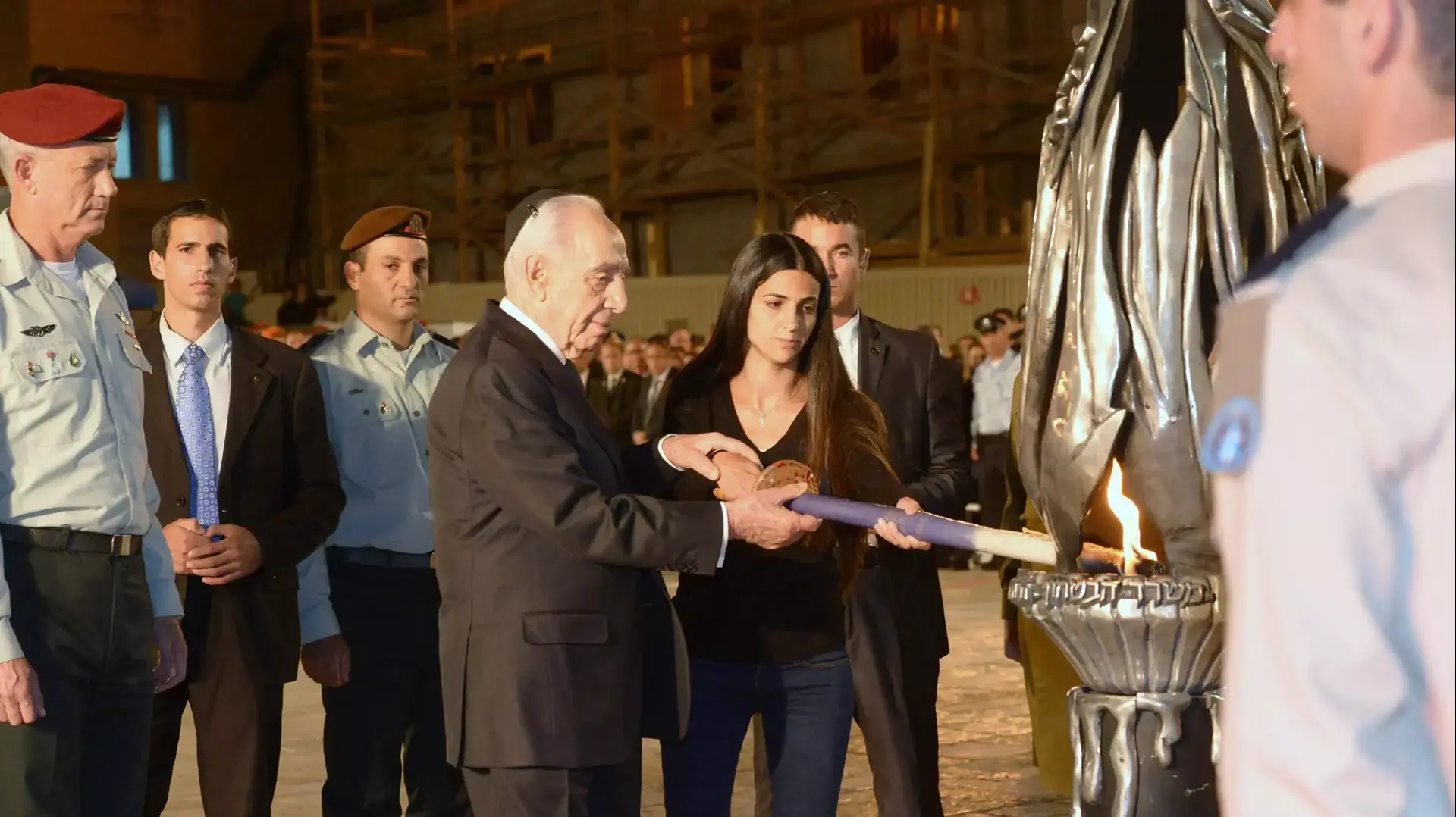 נשיא המדינה שמעון פרס בעצרת הזיכרון הממלכתית לחללי מערכות ישראל בכותל המערבי. 4 במאי 2014 נשיא המדינה שמעון פרס בעצרת הזיכרון הממלכתית לחללי מערכות ישראל בכותל המערבי. 4 במאי 2014