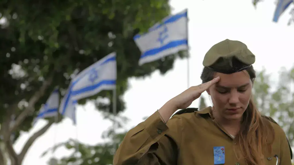 חיילים בטקס יום הזיכרון לחללי מערכות ישראל בקריית שאול חיילים בטקס יום הזיכרון לחללי מערכות ישראל בקריית שאול