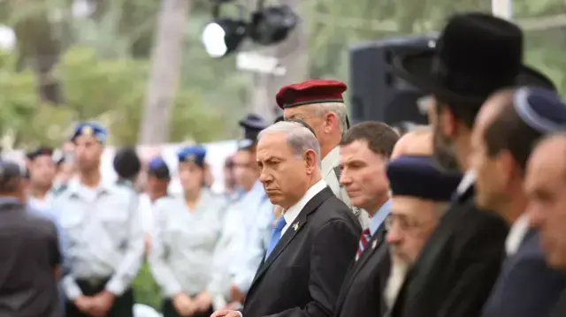 ראש הממשלה בנימין נתניהו ויו"ר הכנסת יולי אדלשטיין בטקס יום הזיכרון בהר הרצל ראש הממשלה בנימין נתניהו ויו"ר הכנסת יולי אדלשטיין בטקס יום הזיכרון בהר הרצל