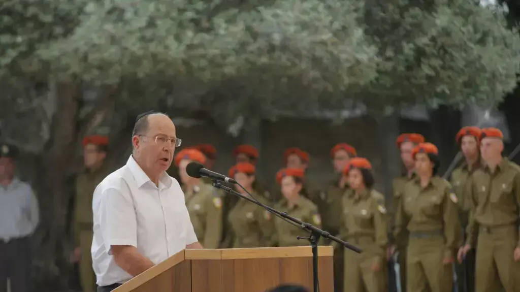 שר הביטחון משה (בוגי) יעלון בטקס יום הזיכרון בקריית שאול. מאי 2014