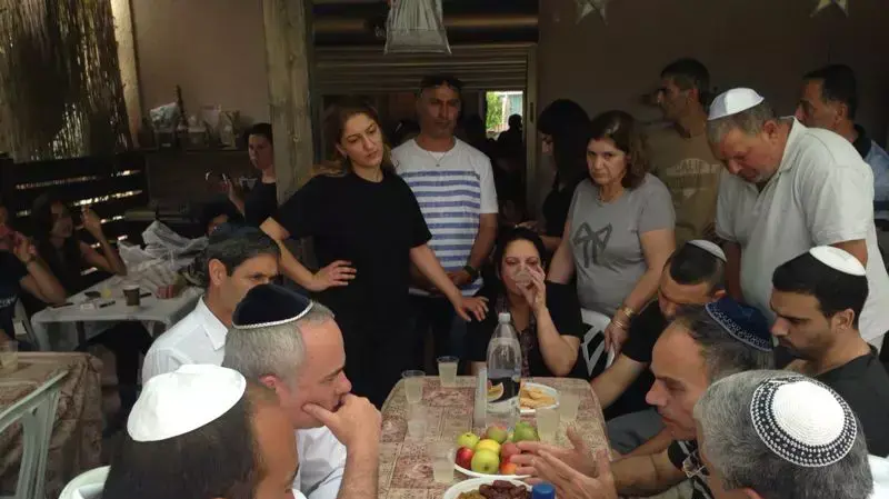 יובל שטייניץ בבית משפחת דדון בעפולה. מאי 2014 יובל שטייניץ בבית משפחת דדון בעפולה. מאי 2014