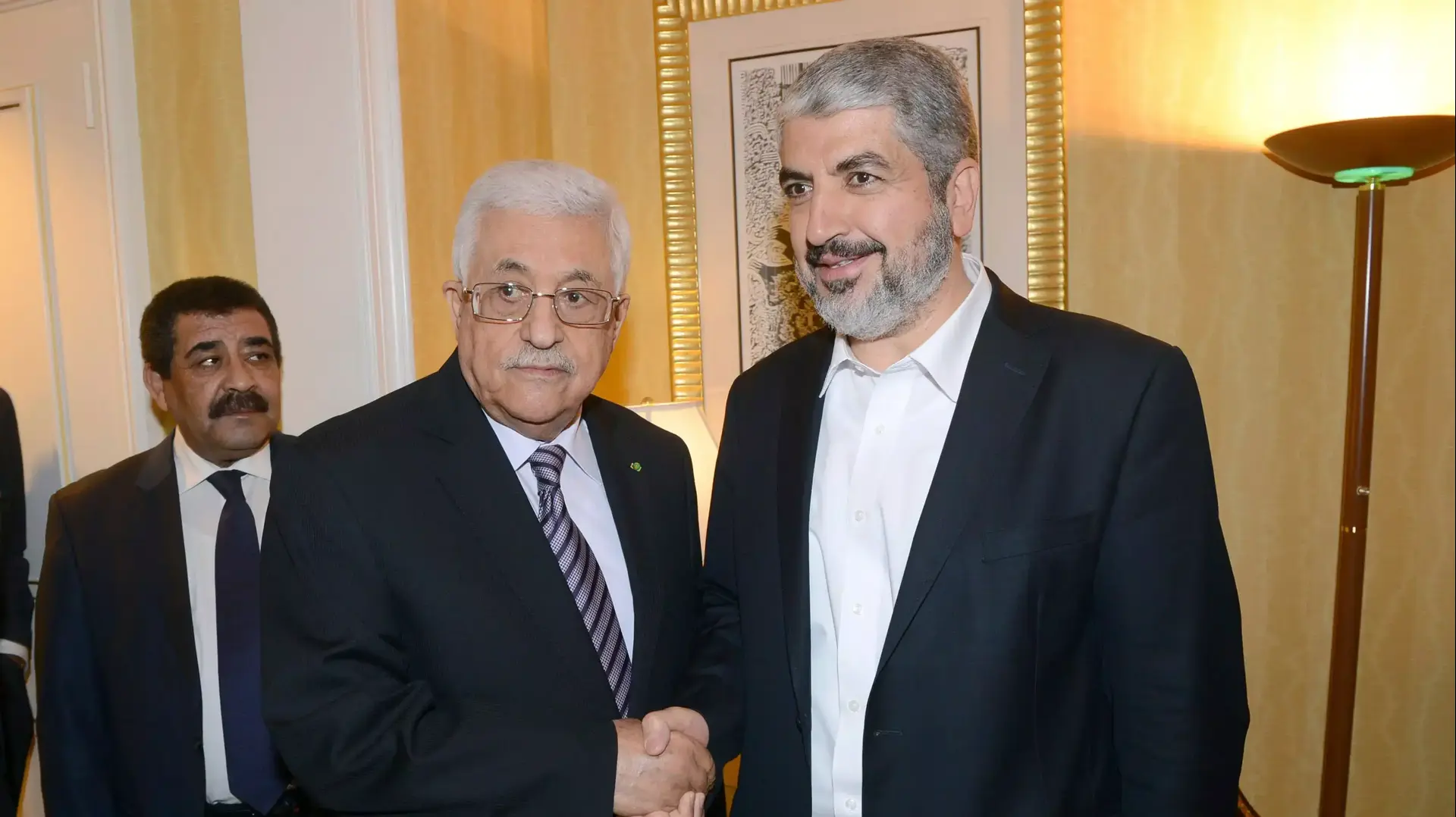יו"ר הרשות הפלסטינית מחמוד עבאס נפגש עם ראש הלשכה המדינית של חמאס חאלד משעל דוחה, קטר, 5 במאי 2014 יו"ר הרשות הפלסטינית מחמוד עבאס נפגש עם ראש הלשכה המדינית של חמאס חאלד משעל דוחה, קטר, 5 במאי 2014