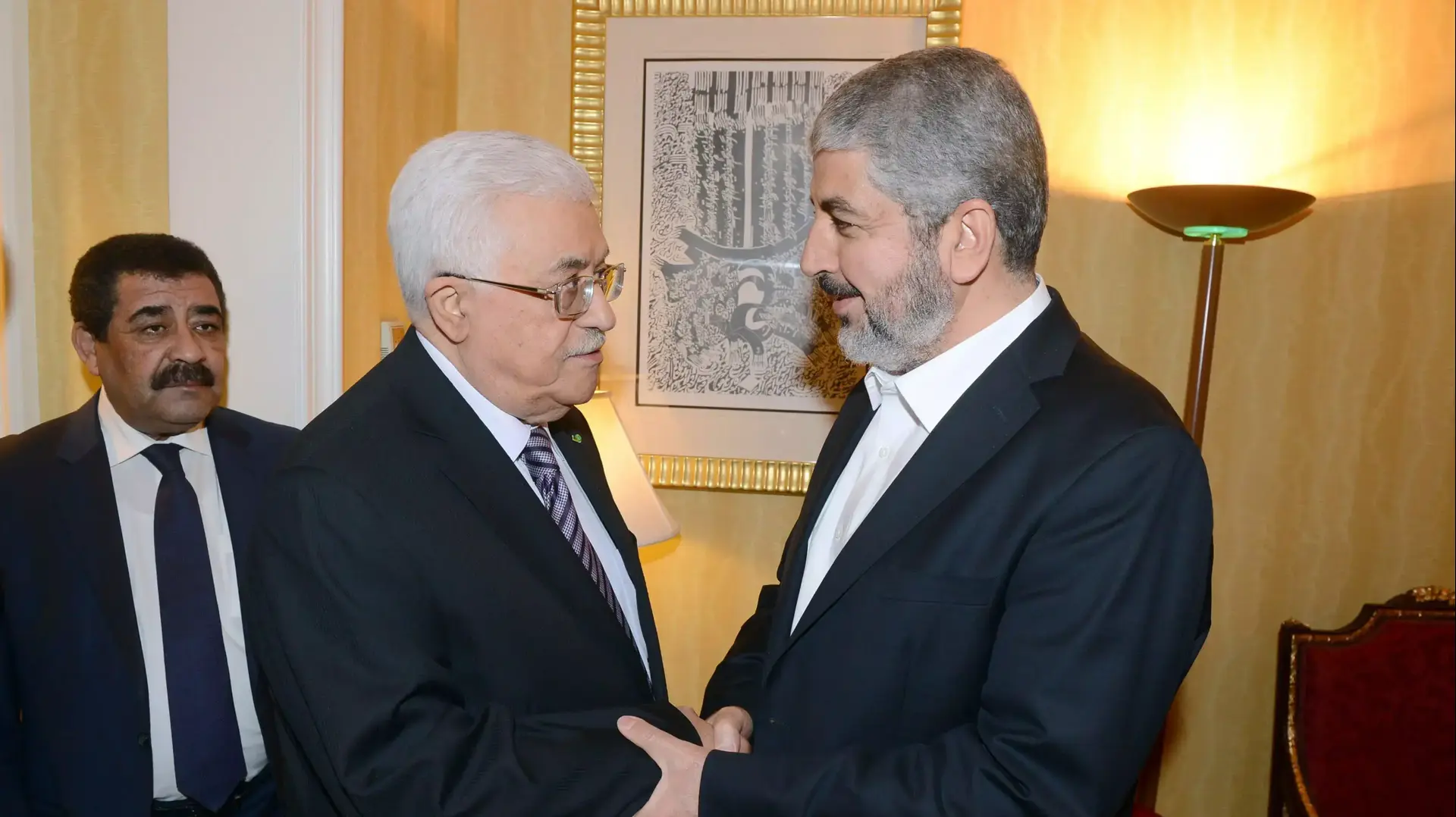 יו"ר הרשות הפלסטינית מחמוד עבאס נפגש עם ראש הלשכה המדינית של חמאס חאלד משעל דוחה, קטר, 5 במאי 2014 יו"ר הרשות הפלסטינית מחמוד עבאס נפגש עם ראש הלשכה המדינית של חמאס חאלד משעל דוחה, קטר, 5 במאי 2014