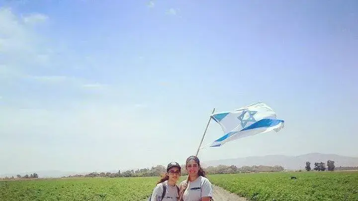 קראין מימון מצטלמת עם דגל ישראל. מאי 2014