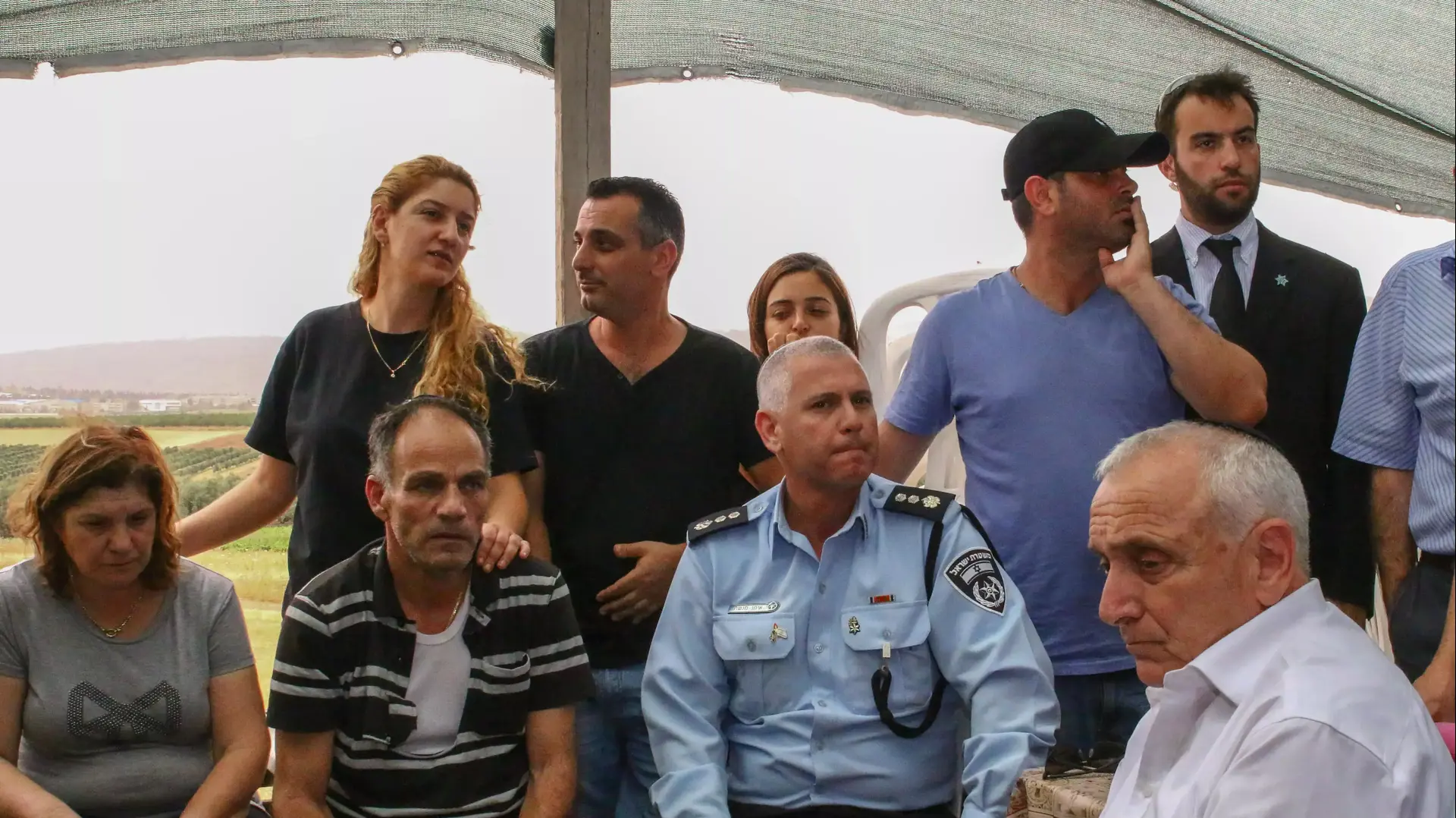 השר לביטחון פנים יצחק אהרונוביץ מגיע לבית משפחת דדון בעפולה בעקבות התפתחות בחקירת הרצח של שלי דדון. מאי 2014 השר לביטחון פנים יצחק אהרונוביץ מגיע לבית משפחת דדון בעפולה בעקבות התפתחות בחקירת הרצח של שלי דדון. מאי 2014