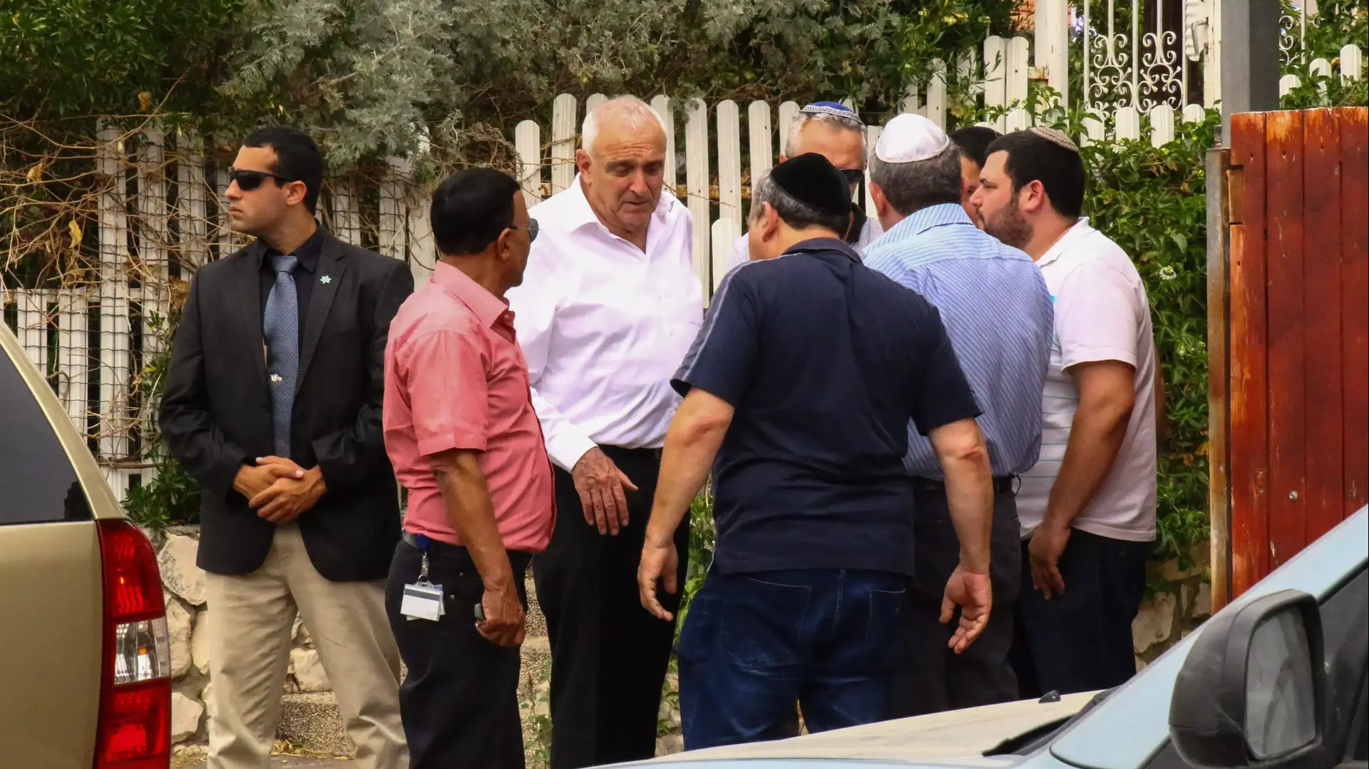 השר לביטחון פנים יצחק אהרונוביץ מגיע לבית משפחת דדון בעפולה בעקבות התפתחות בחקירת הרצח של שלי דדון. מאי 2014 השר לביטחון פנים יצחק אהרונוביץ מגיע לבית משפחת דדון בעפולה בעקבות התפתחות בחקירת הרצח של שלי דדון. מאי 2014