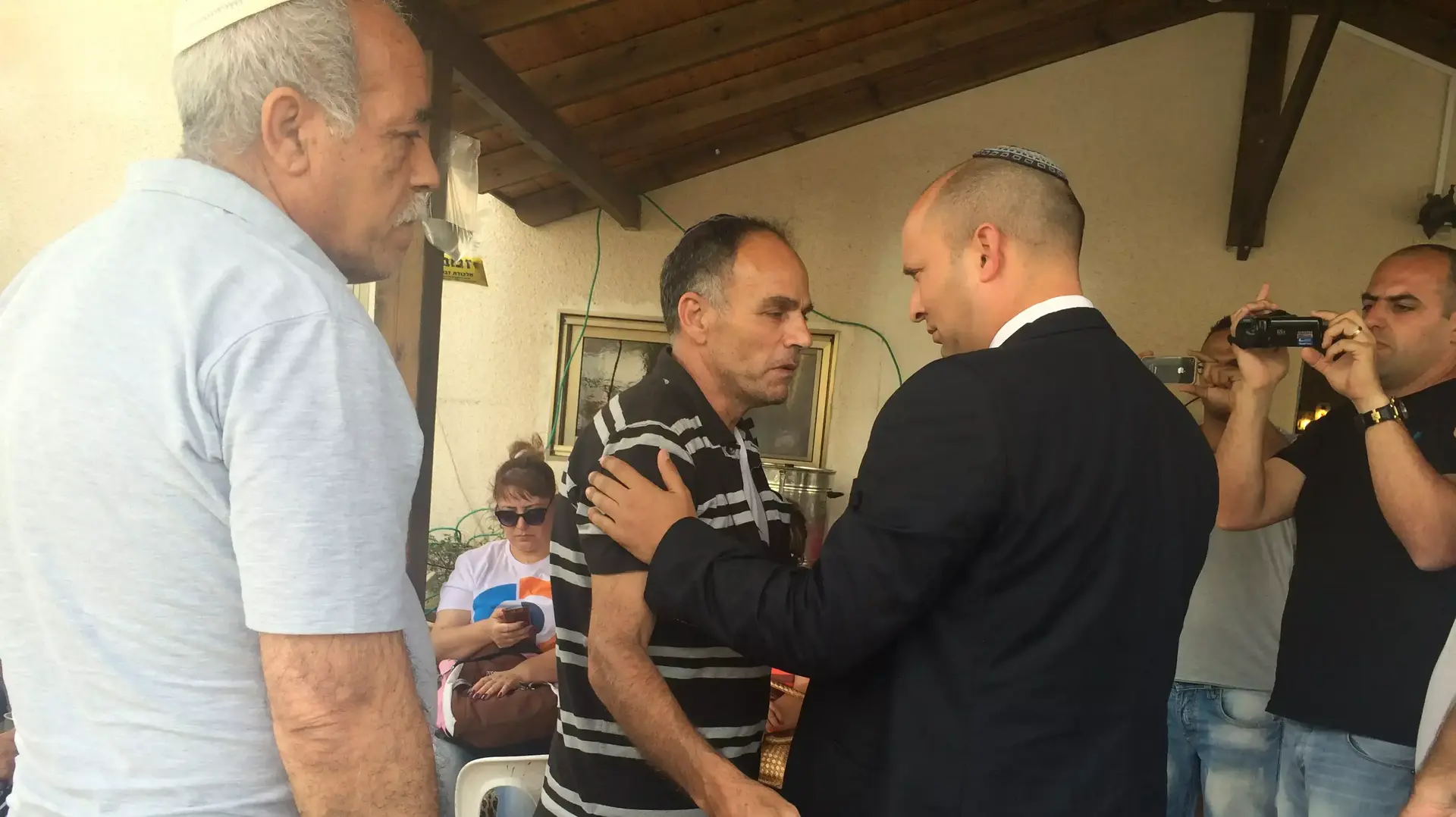 השר נפתלי בנט בביקור אבלים בבית משפחתה של הנרצחת שלי דדון בעפולה, מאי 2014 השר נפתלי בנט בביקור אבלים בבית משפחתה של הנרצחת שלי דדון בעפולה, מאי 2014