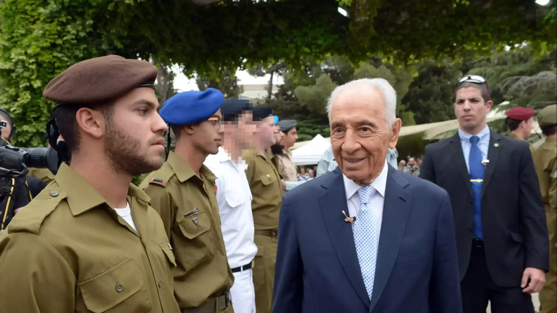 נשיא המדינה סוקר את שורות החיילים המצטיינים ביום העצמאות נשיא המדינה סוקר את שורות החיילים המצטיינים ביום העצמאות